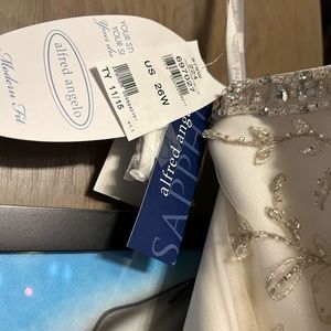 ALFRED ANGELO SIZE 26 WEDDING DRESS NEVER BEEN WORN! STILL IN BAG!